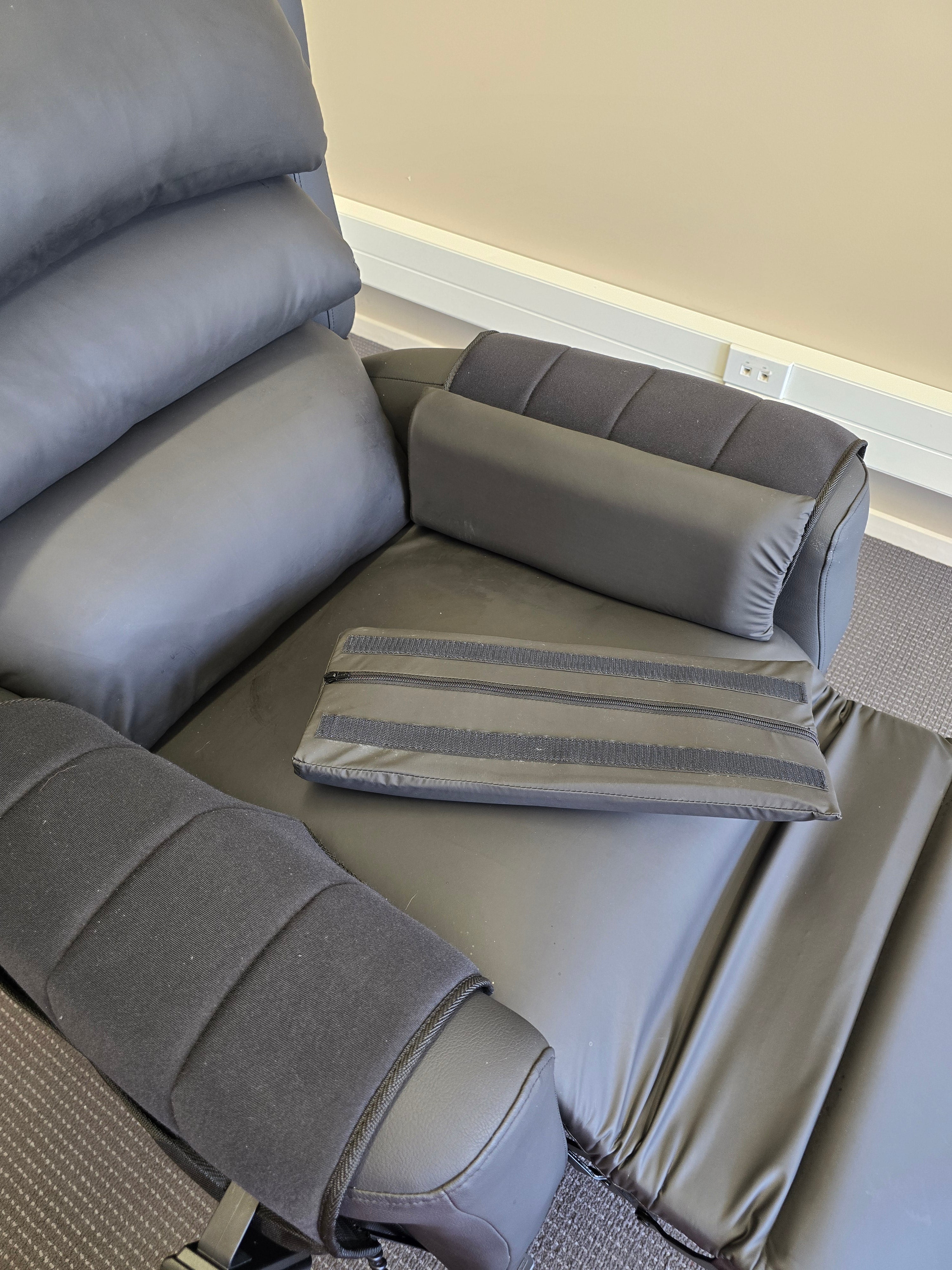 Thigh guide positioned on top of recliner chair